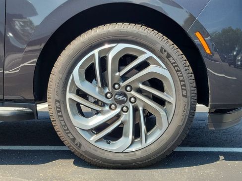 New 2026 Lincoln Navigator Premiere AWD/4WD image 9