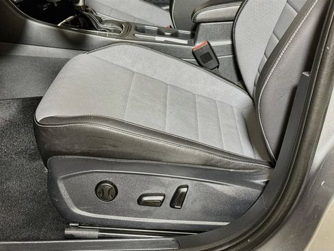 Used 2025 Volkswagen Jetta SE FWD image 16