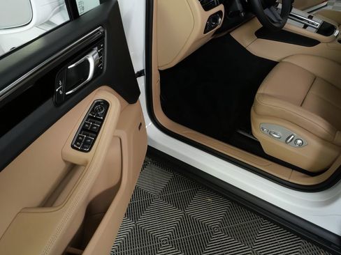 New 2026 Porsche Macan image 8