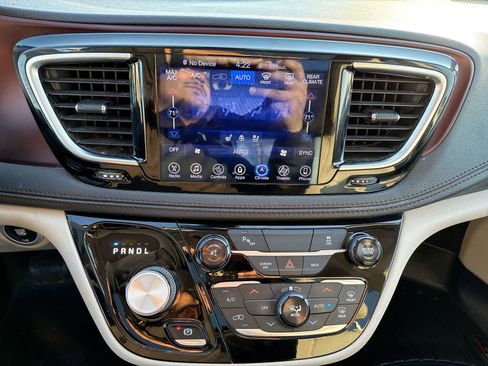 Used 2017 Chrysler Pacifica Limited w/ UConnect Theater Package image 18