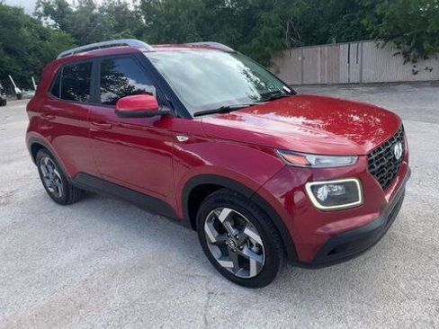 Used 2023 Hyundai Venue Limited w/ Cargo Package FWD image 2