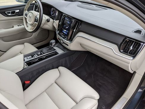 Used 2020 Volvo S60 T5 Inscription image 21