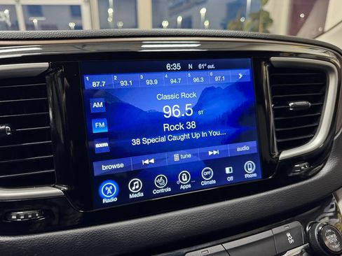 Used 2017 Chrysler Pacifica Touring-L w/ Tire & Wheel Group image 21