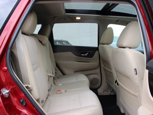 Used 2019 Nissan Rogue SV w/ Sun & Sound Touring Package AWD/4WD image 14