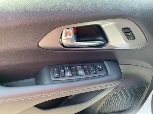 New 2025 Chrysler Pacifica Select w/ Fav Edition Package FWD image 23