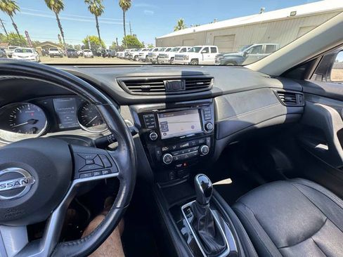 Used 2017 Nissan Rogue SL FWD image 27