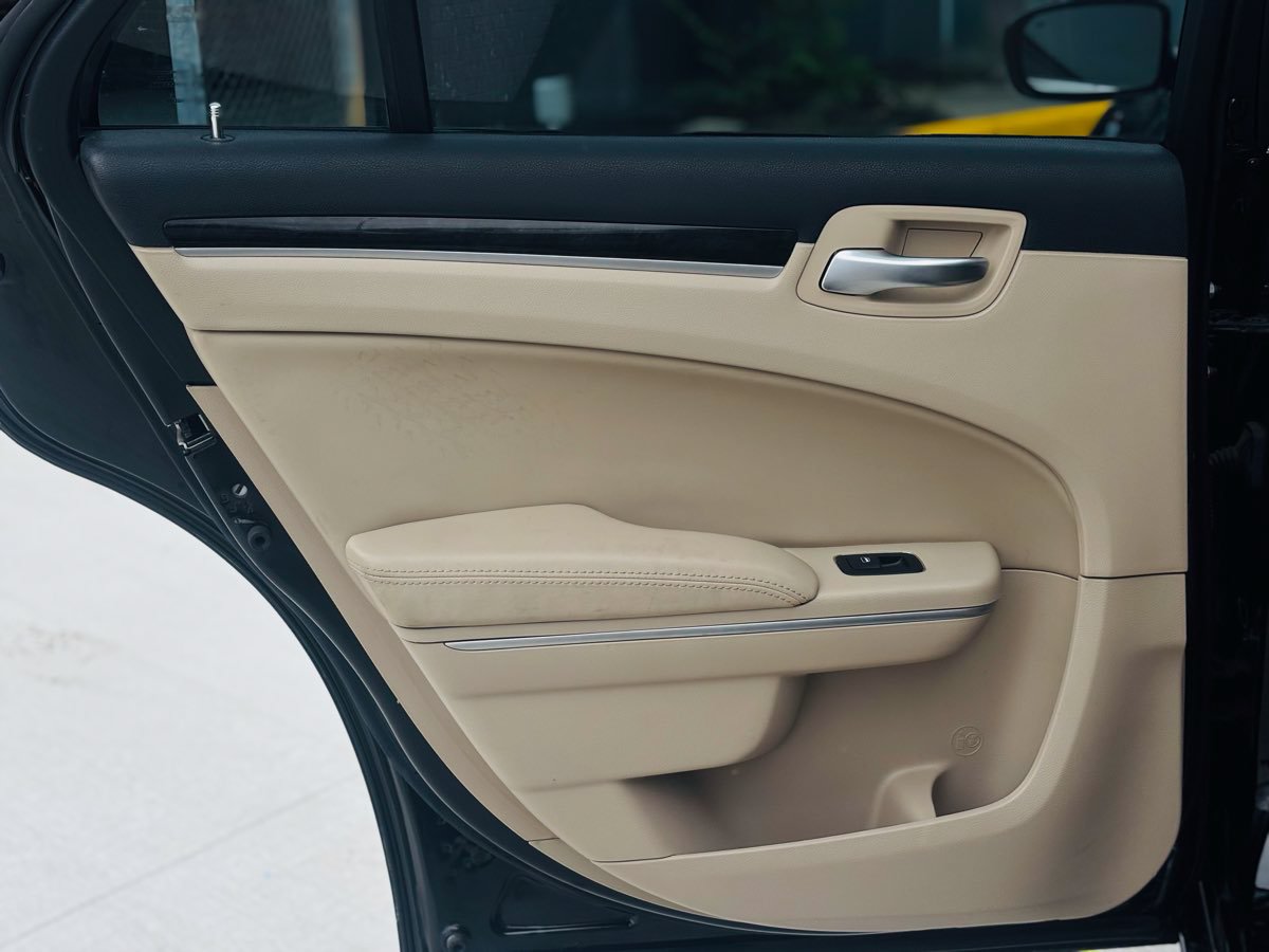 Used 2014 Chrysler 300 AWD image 36