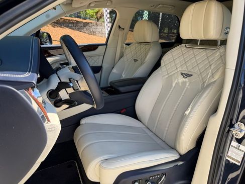 Used 2021 Bentley Bentayga AWD/4WD image 17