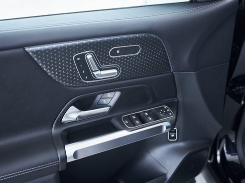 Used 2025 Mercedes-Benz GLB 250 GLB 250 w/ Exclusive Package image 19