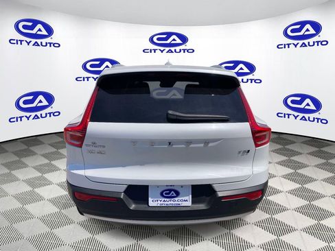 Used 2022 Volvo XC40 T5 Momentum image 4