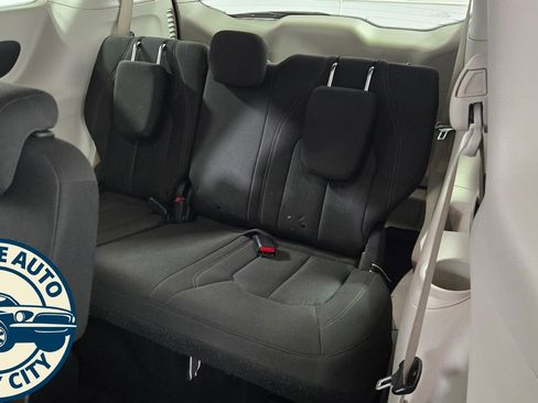 Used 2019 Chrysler Pacifica Touring Plus w/ Tire & Wheel Group FWD image 26