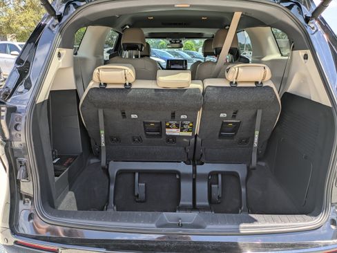 Used 2023 Toyota Sienna Limited image 12