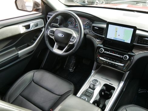 Certified 2022 Ford Explorer Limited w/ Equipment Group 301A image 9