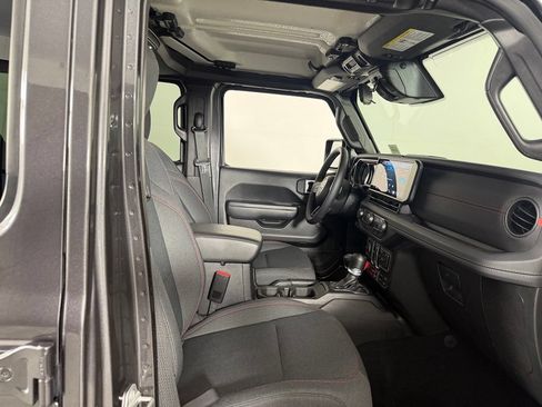 Certified 2025 Jeep Wrangler Unlimited Rubicon w/ Convenience Group AWD/4WD image 32