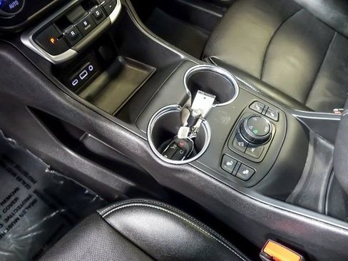 Certified 2024 GMC Terrain SLT image 24