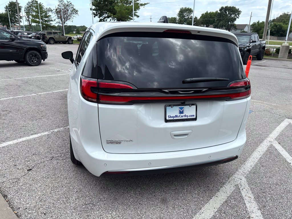 New 2027 Chrysler Pacifica Select FWD image 22