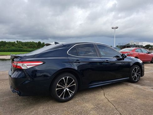Used 2020 Toyota Camry SE FWD image 3