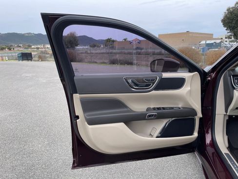 Used 2017 Lincoln Continental Select image 18