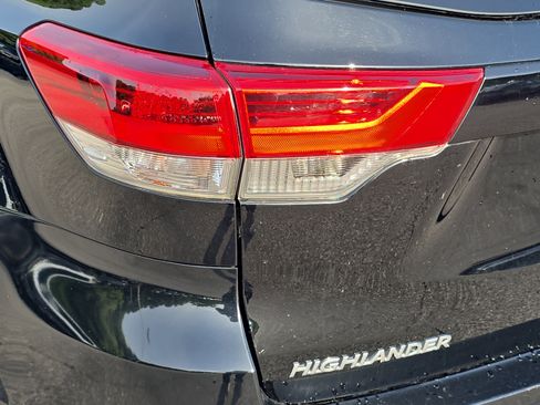 Used 2018 Toyota Highlander LE FWD image 34
