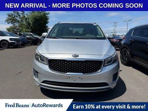 Used 2017 Kia Sedona LX w/ LX Essentials Premium Package FWD image 2