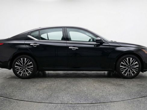 Used 2025 Nissan Altima 2.5 SV image 11