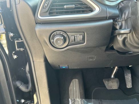 Used 2025 Chrysler Pacifica Select image 23