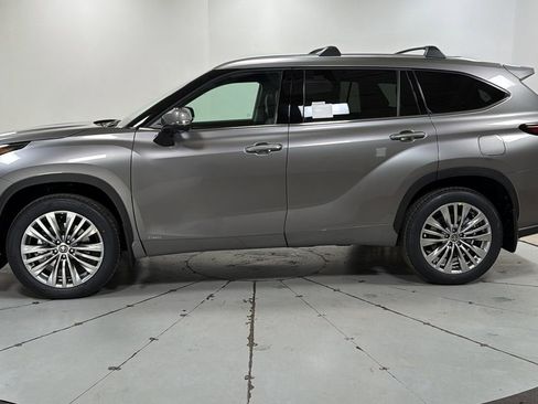 New 2026 Toyota Highlander Platinum image 16