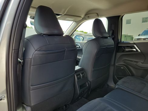 Used 2025 Mitsubishi Outlander SE FWD image 14