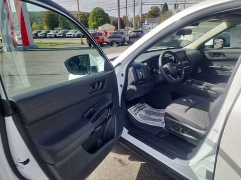 New 2025 Nissan Pathfinder SV w/ Black Appearance Package image 10