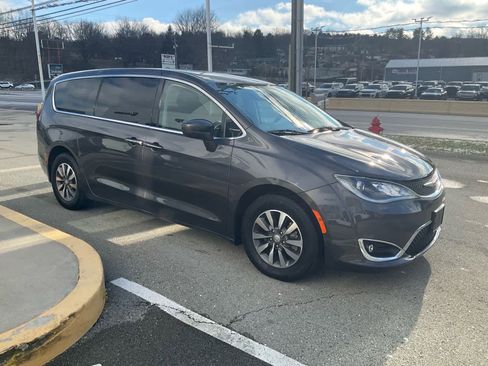 Used 2020 Chrysler Pacifica Touring w/ Cold Weather Group FWD image 3