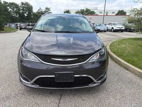 Used 2020 Chrysler Pacifica Touring-L FWD image 2