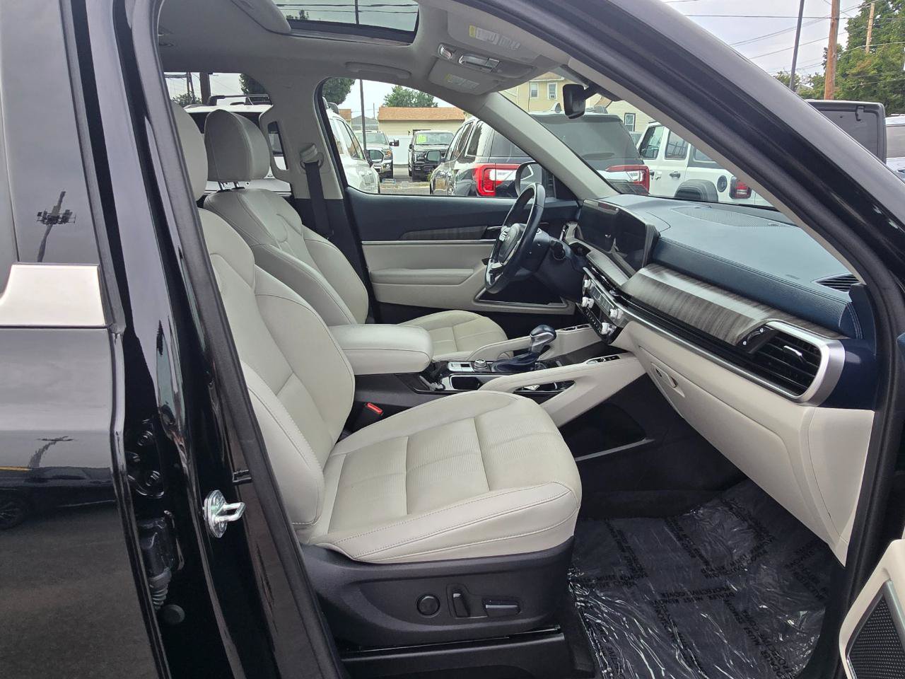 Used 2023 Kia Telluride EX w/ EX Captain's Chair Package AWD/4WD image 19