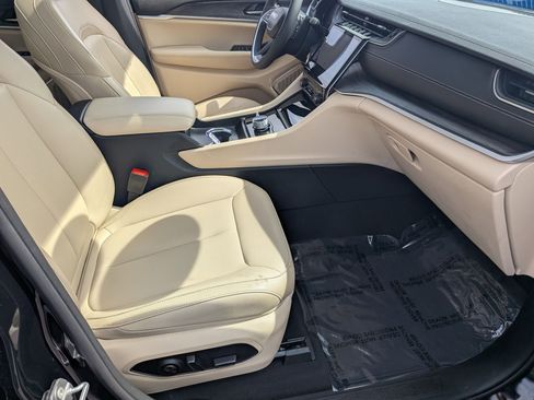 Certified 2024 Jeep Grand Cherokee Limited image 40