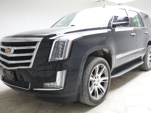 Used 2016 Cadillac Escalade Luxury RWD image 1