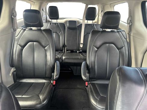 Used 2023 Chrysler Pacifica Touring-L image 14