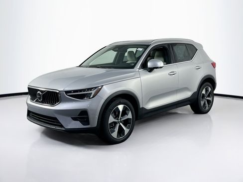 Used 2023 Volvo XC40 B4 Plus w/ Driver Assist Package FWD image 1
