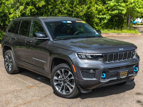 Used 2022 Jeep Grand Cherokee Overland w/ Advanced Protech Group III AWD/4WD image 2