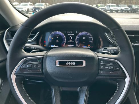 Used 2023 Jeep Grand Cherokee Laredo w/ Luxury Tech Group I image 28