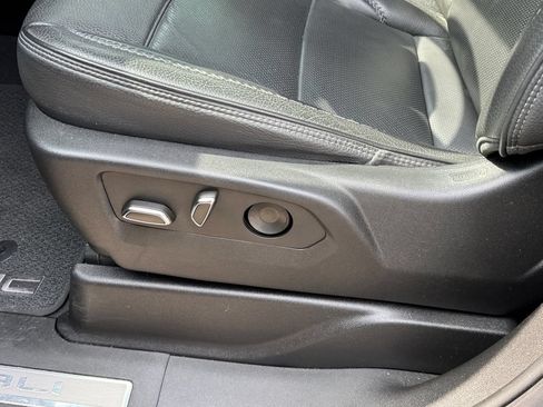 Used 2022 GMC Yukon XL Denali AWD/4WD image 18