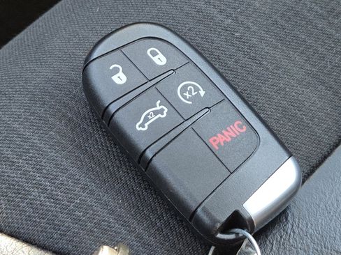 Used 2018 Jeep Cherokee Trailhawk w/ Cold Weather Group AWD/4WD image 32