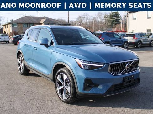 Used 2025 Volvo XC40 B5 Plus image 2