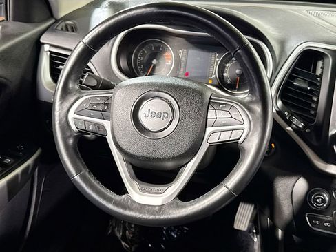 Used 2018 Jeep Cherokee Latitude Plus w/ Cold Weather Group FWD image 17