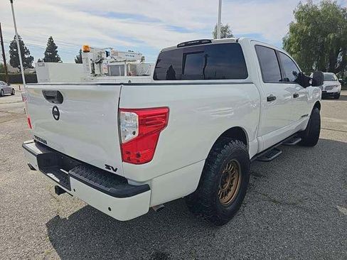 Used 2021 Nissan Titan SV w/ SV Convenience Package image 3