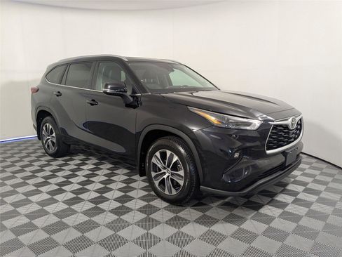 Certified 2023 Toyota Highlander XLE image 23
