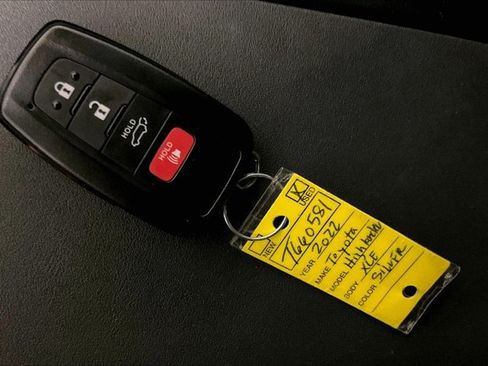 Used 2022 Toyota Highlander XLE AWD/4WD image 11