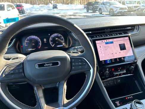 Used 2025 Jeep Grand Cherokee L Limited w/ Black Appearance Package image 13