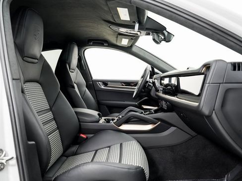 Used 2025 Porsche Cayenne GTS image 23