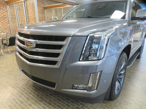 Used 2018 Cadillac Escalade Luxury AWD/4WD image 74