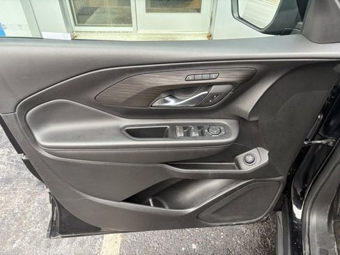 Used 2023 GMC Terrain SLT image 11