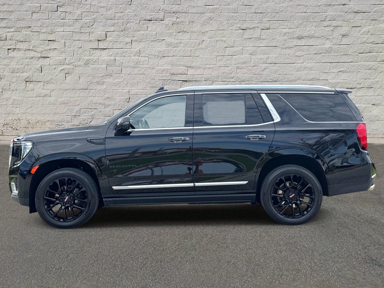 Used 2024 GMC Yukon Denali w/ Advanced Technology Package AWD/4WD image 2